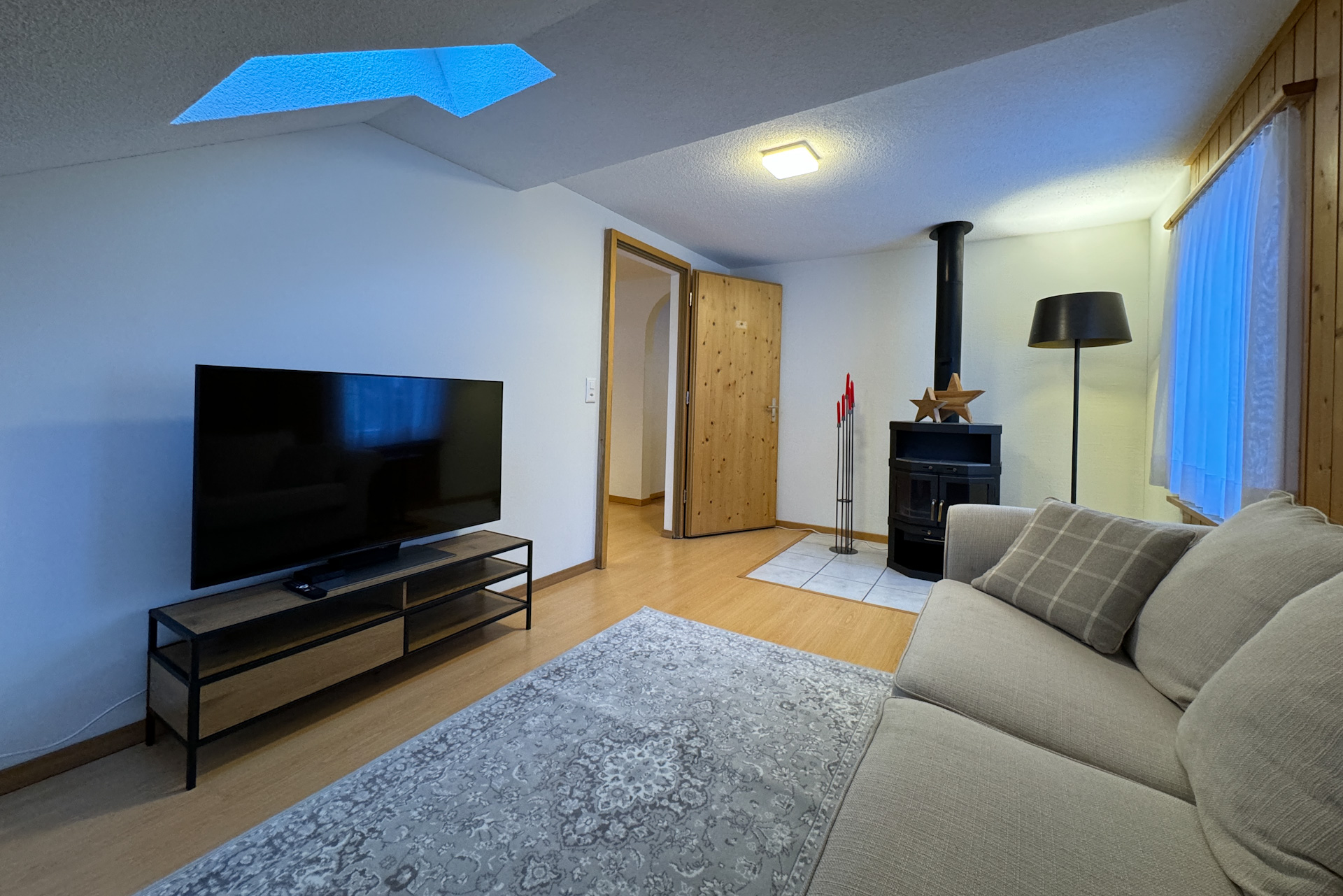 Ferienwohnung-in-Berguen-Wohnzimmer-mit-tv-sofa-cheminee