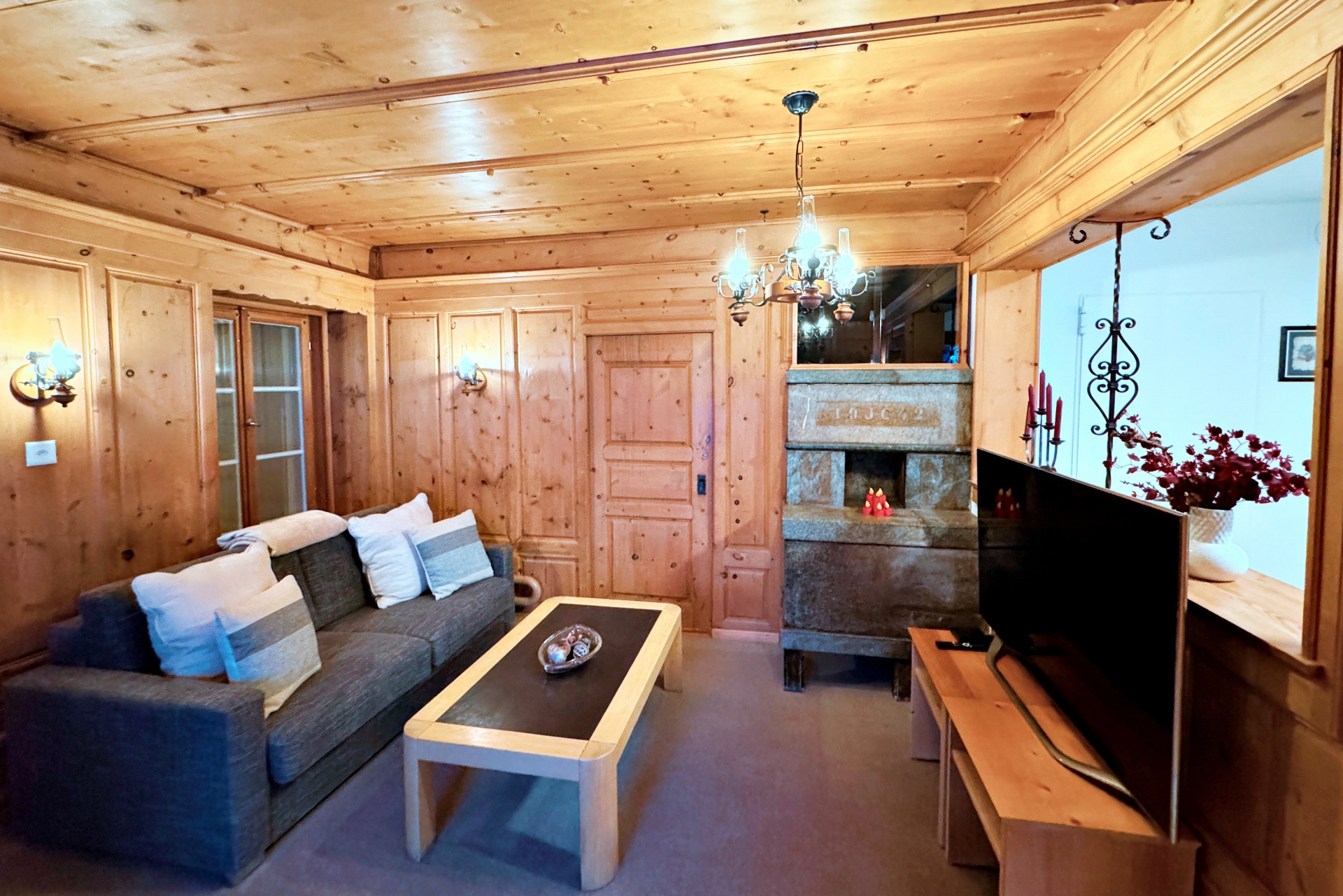 Ferienwohnung-in-Berguen-Wohnzimmer-mit-tv-sofa-spieletisch